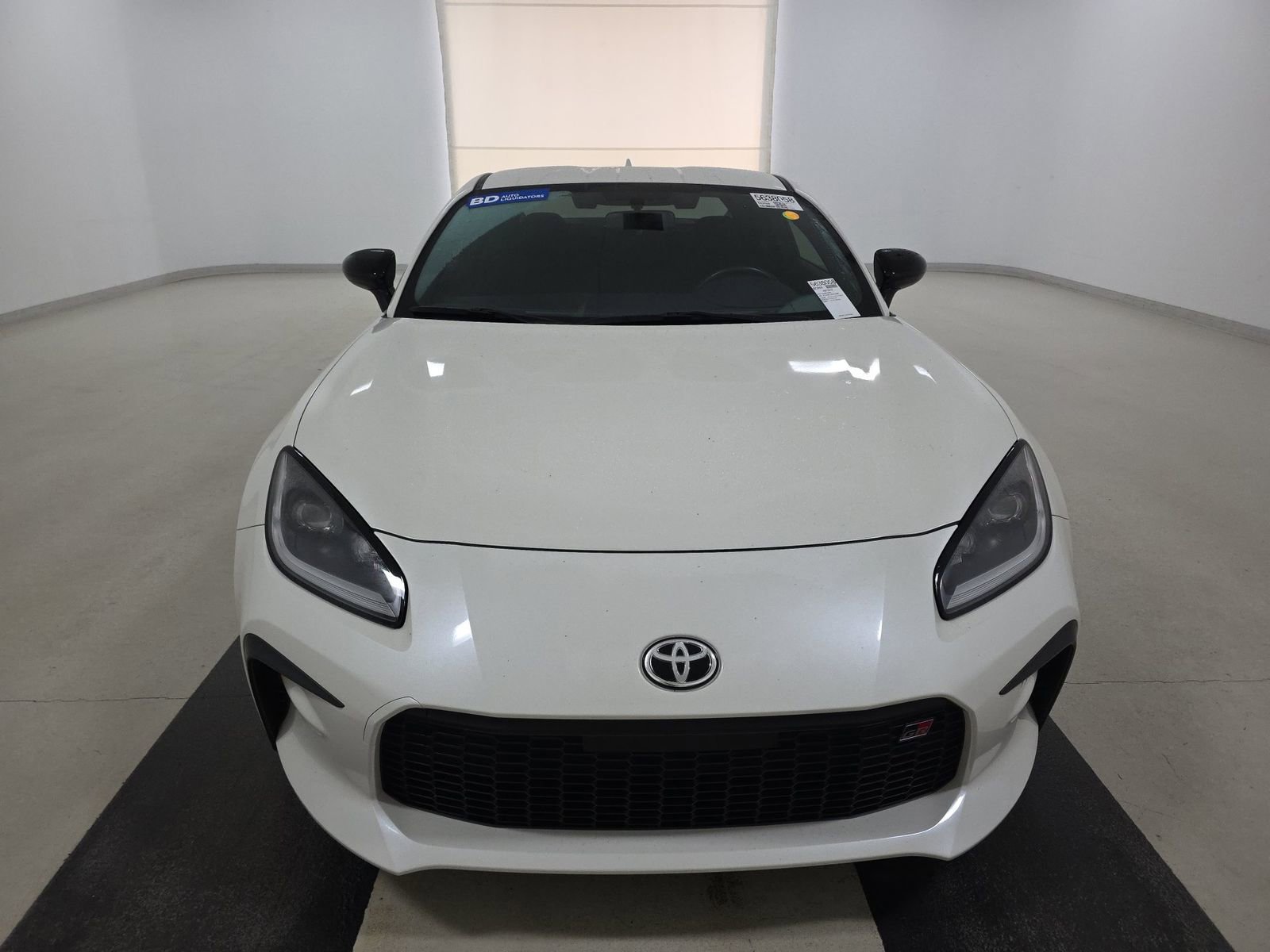 Used 2023 Toyota GR86 RWD image 2