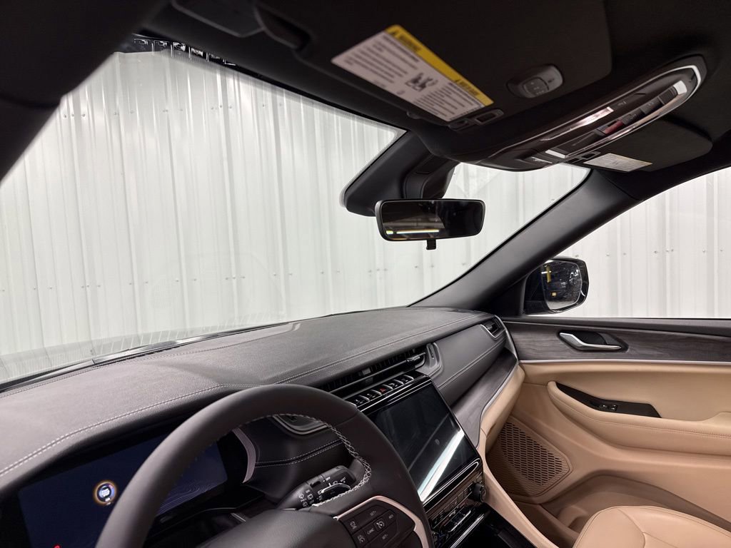 Used 2025 Jeep Grand Cherokee Limited w/ MOPAR Finishing Package RWD image 10