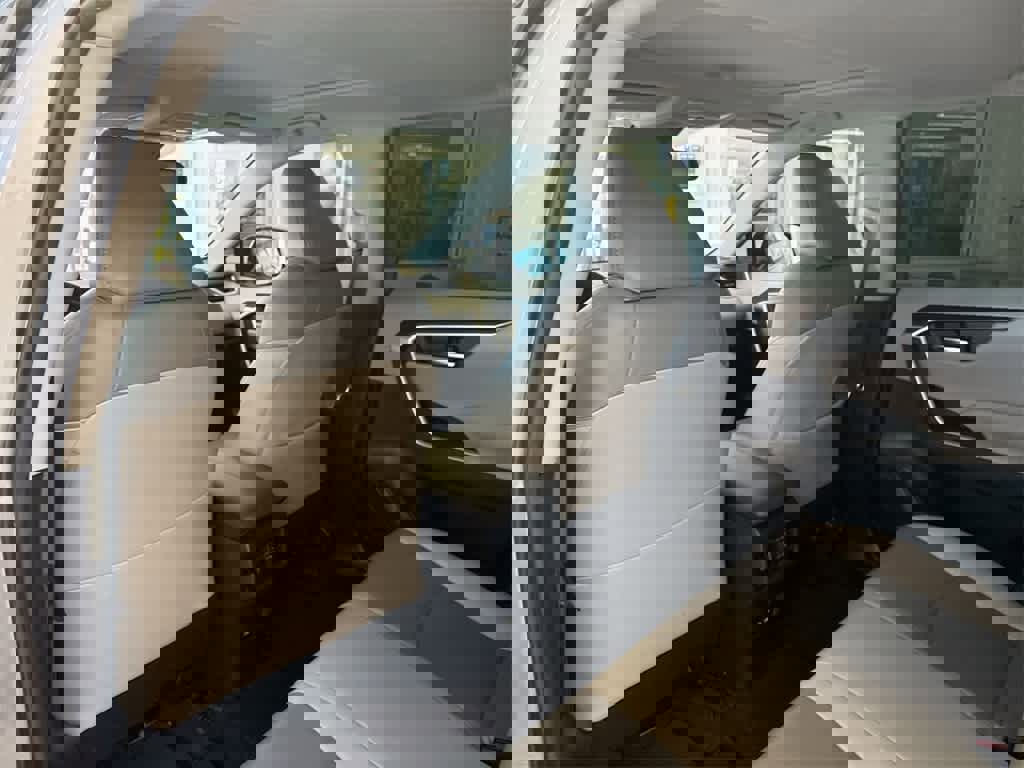 Used 2021 Toyota RAV4 XLE Premium image 19