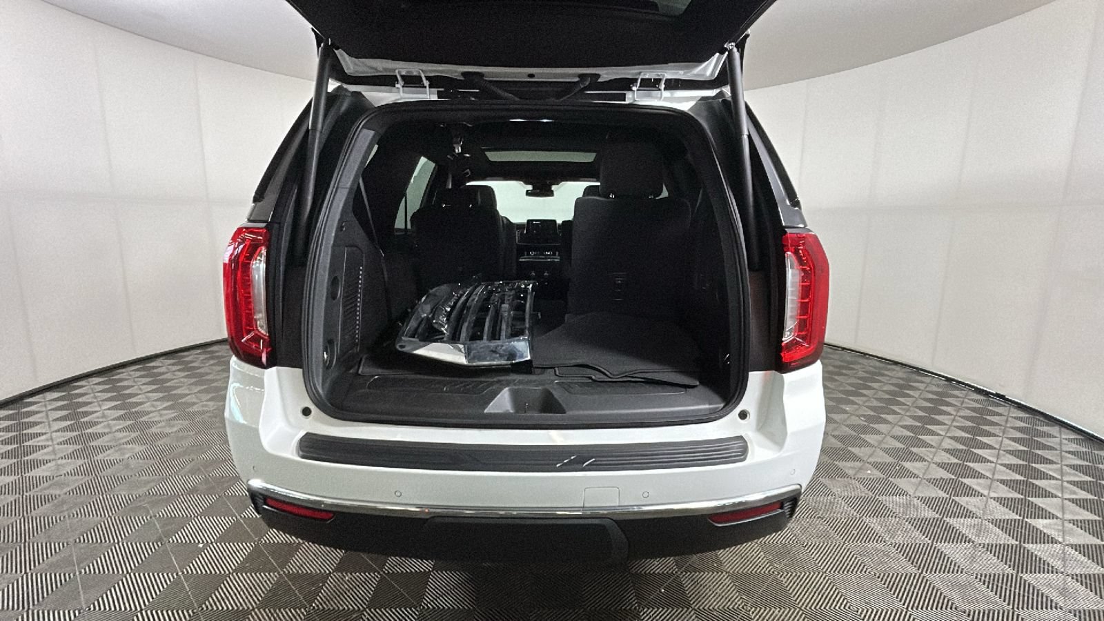 Used 2023 GMC Yukon SLT w/ SLT Premium Package AWD/4WD image 31
