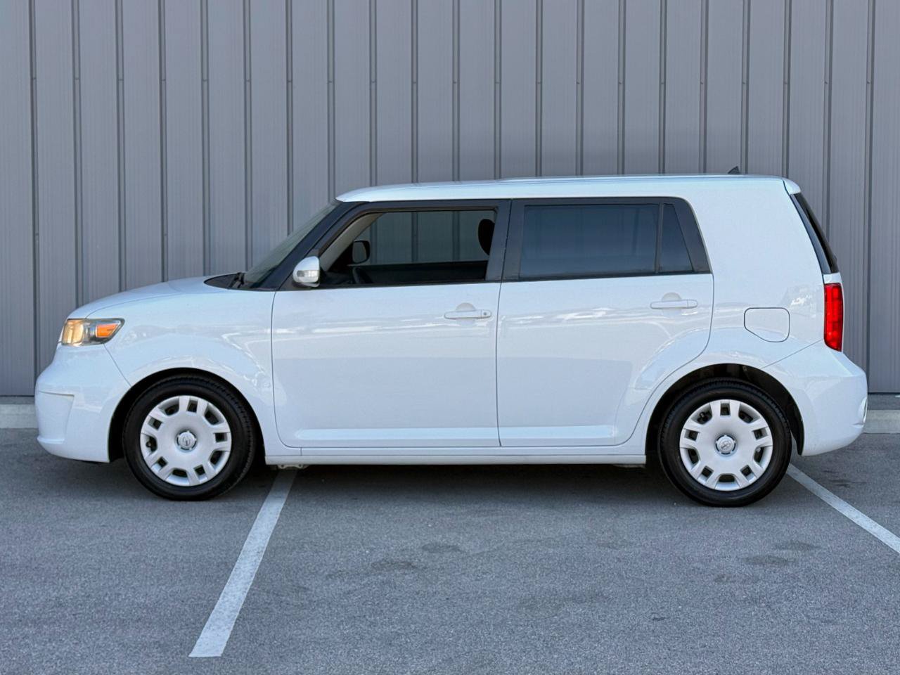 Used 2009 Scion xB FWD image 8