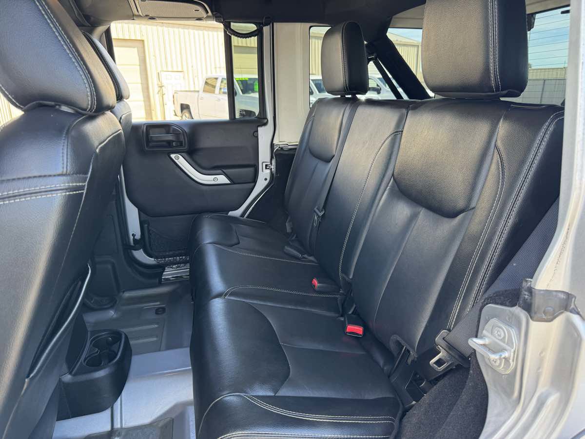 Used 2016 Jeep Wrangler Unlimited Sahara w/ Connectivity Group image 18