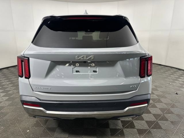 Used 2024 Kia Sorento S w/ Panoramic Sunroof Package image 4