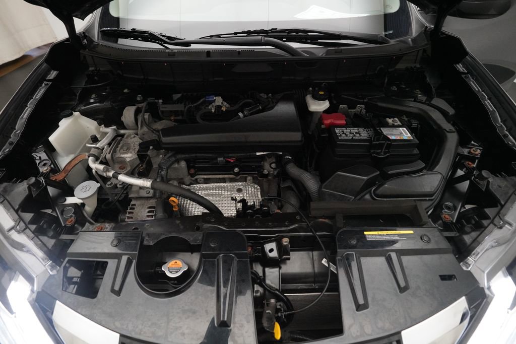 Used 2019 Nissan Rogue SV image 2