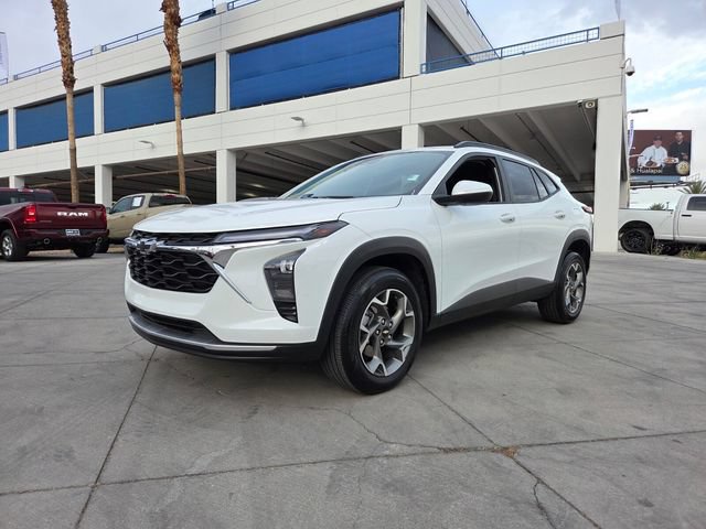 Certified 2025 Chevrolet Trax LT w/ Driver Confidence Package FWD image 2