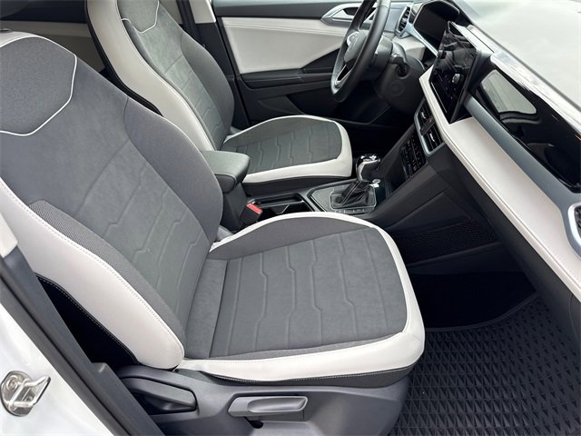 Used 2025 Volkswagen Taos SE image 14