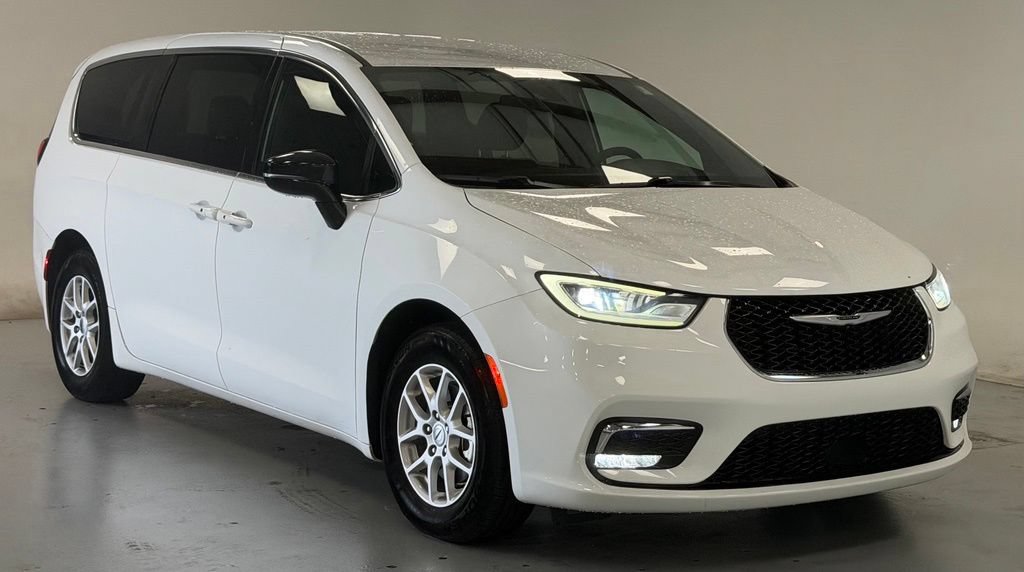 Used 2024 Chrysler Pacifica Touring FWD image 6