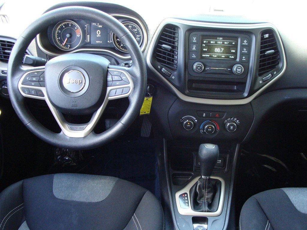 Used 2017 Jeep Cherokee Sport image 9