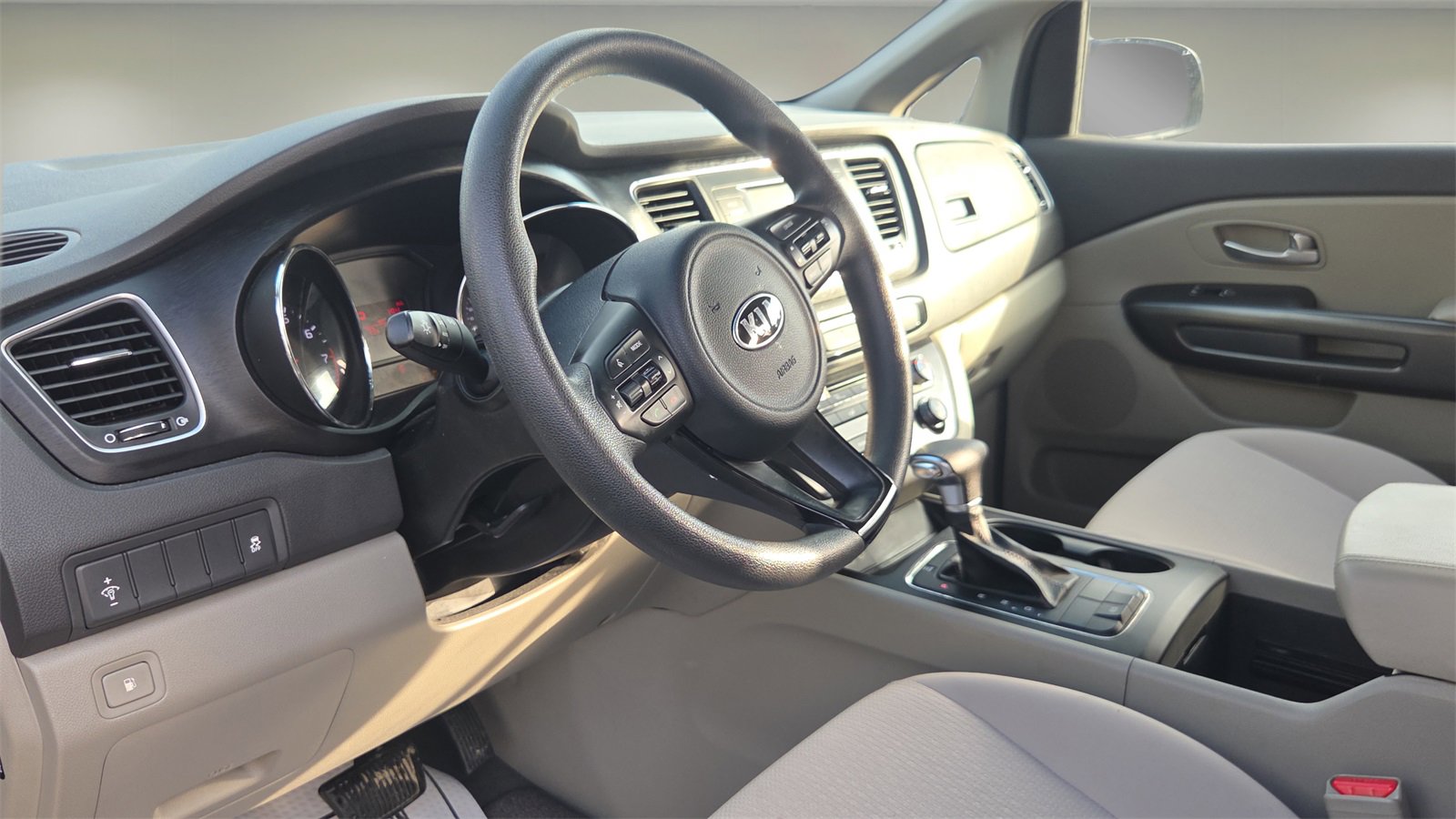 Used 2018 Kia Sedona L image 23