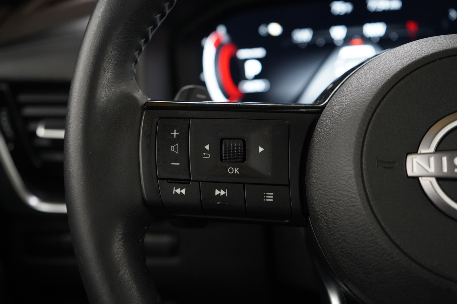 Used 2022 Nissan Rogue Platinum w/ Head-Up Display Package image 27