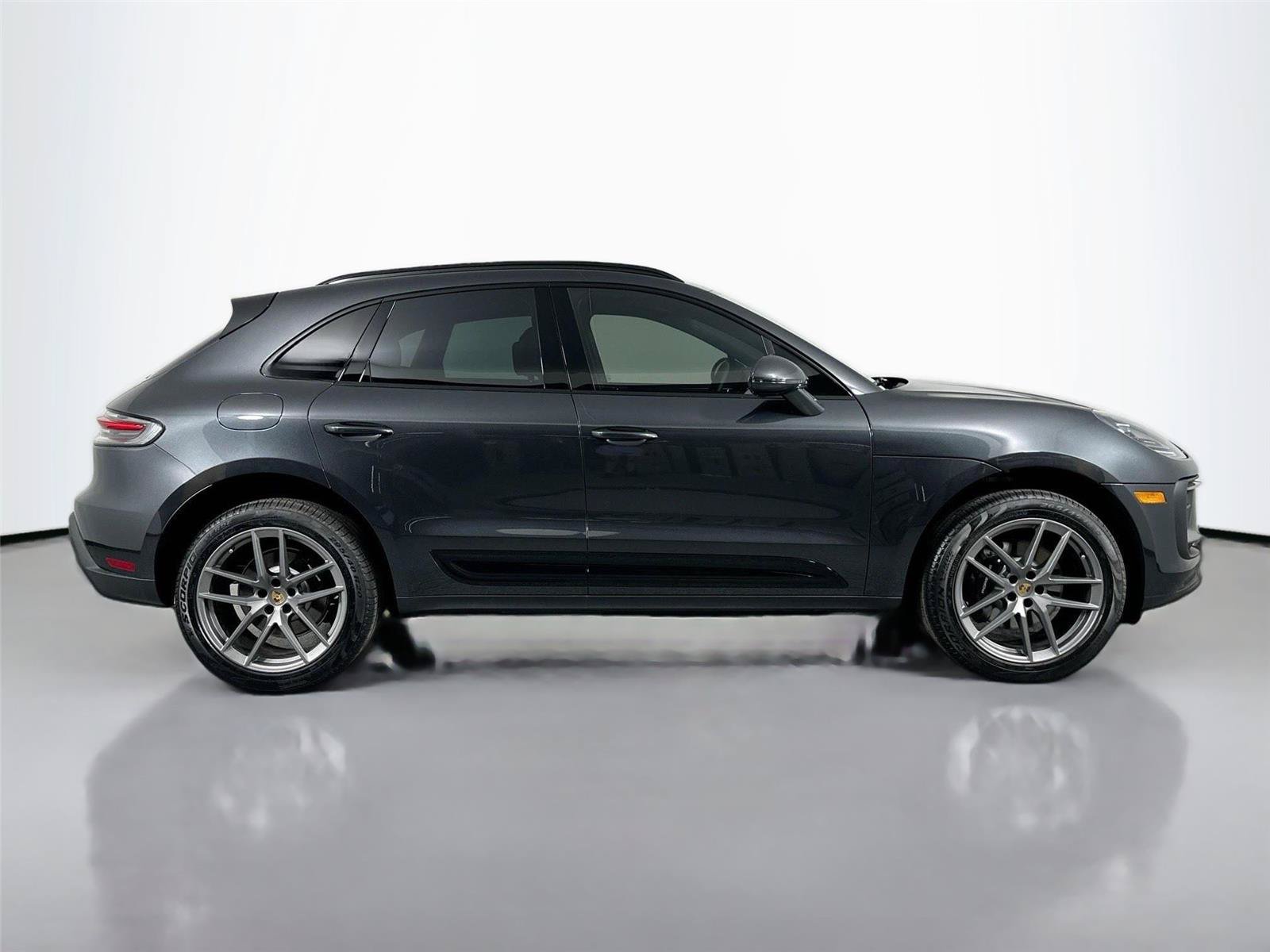 Certified 2025 Porsche Macan AWD/4WD image 8