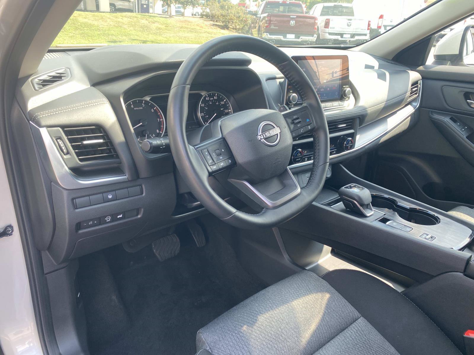 Used 2025 Nissan Rogue SV FWD image 24