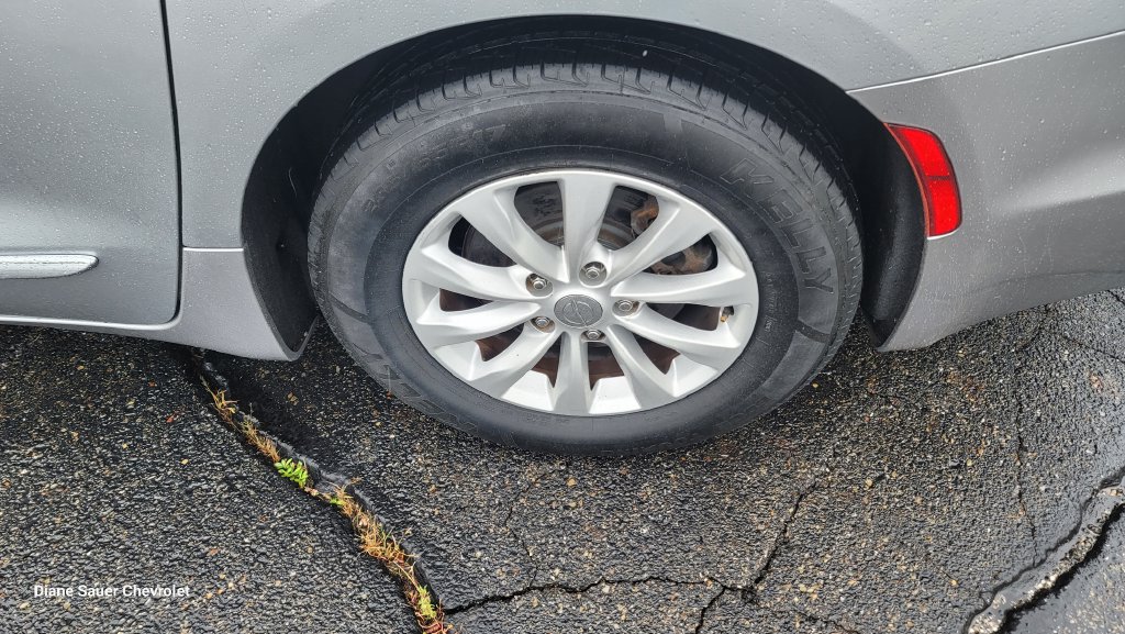 Used 2018 Chrysler Pacifica Touring-L FWD image 8