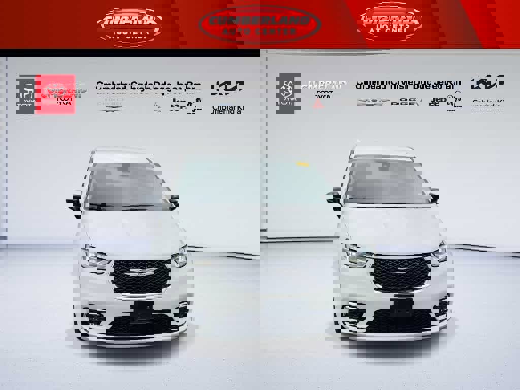 Used 2024 Chrysler Pacifica Select image 3