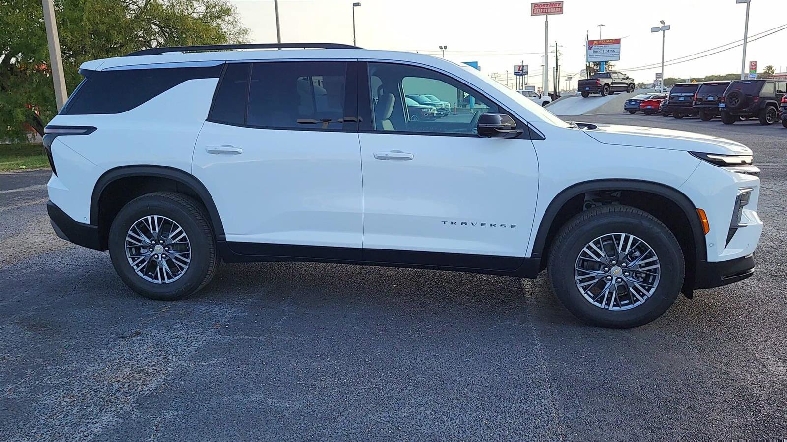 New 2025 Chevrolet Traverse LT w/ Enhanced Driving Package image 9