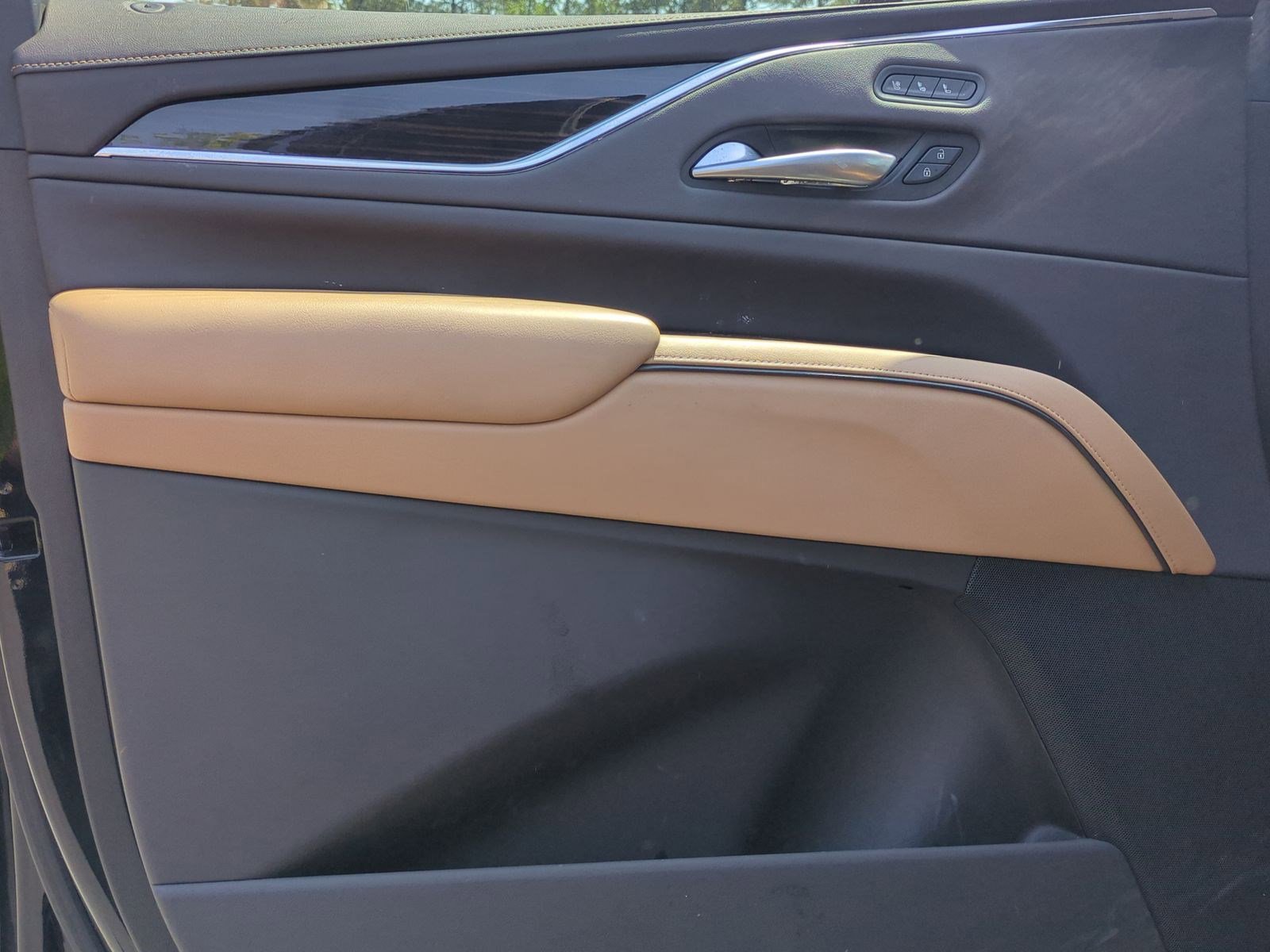 Used 2021 Cadillac Escalade Premium Luxury image 14