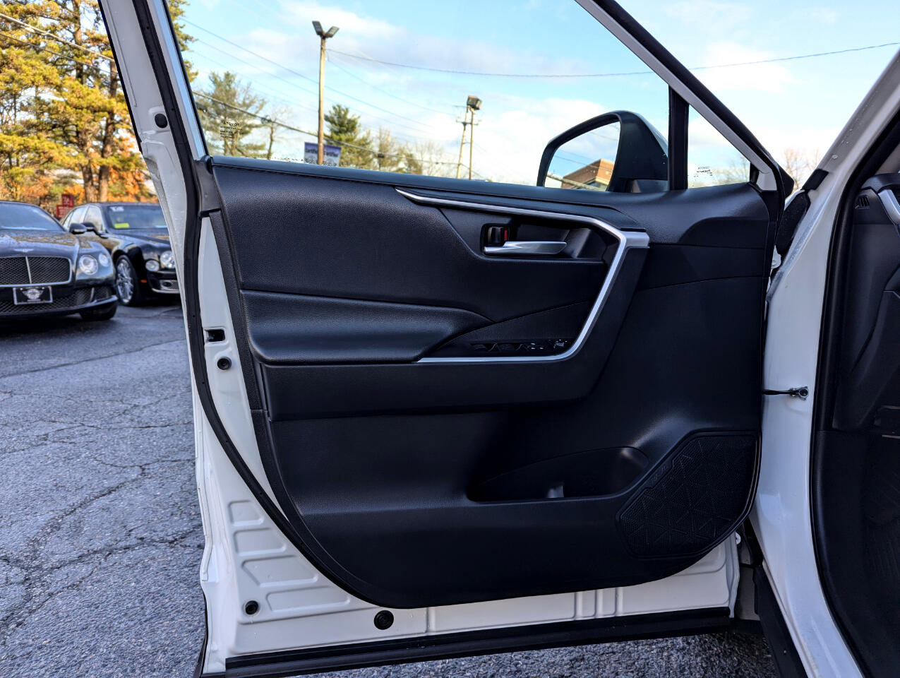 Used 2019 Toyota RAV4 XLE w/ Convenience Package image 11