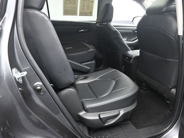Used 2024 Toyota Highlander XLE FWD image 26
