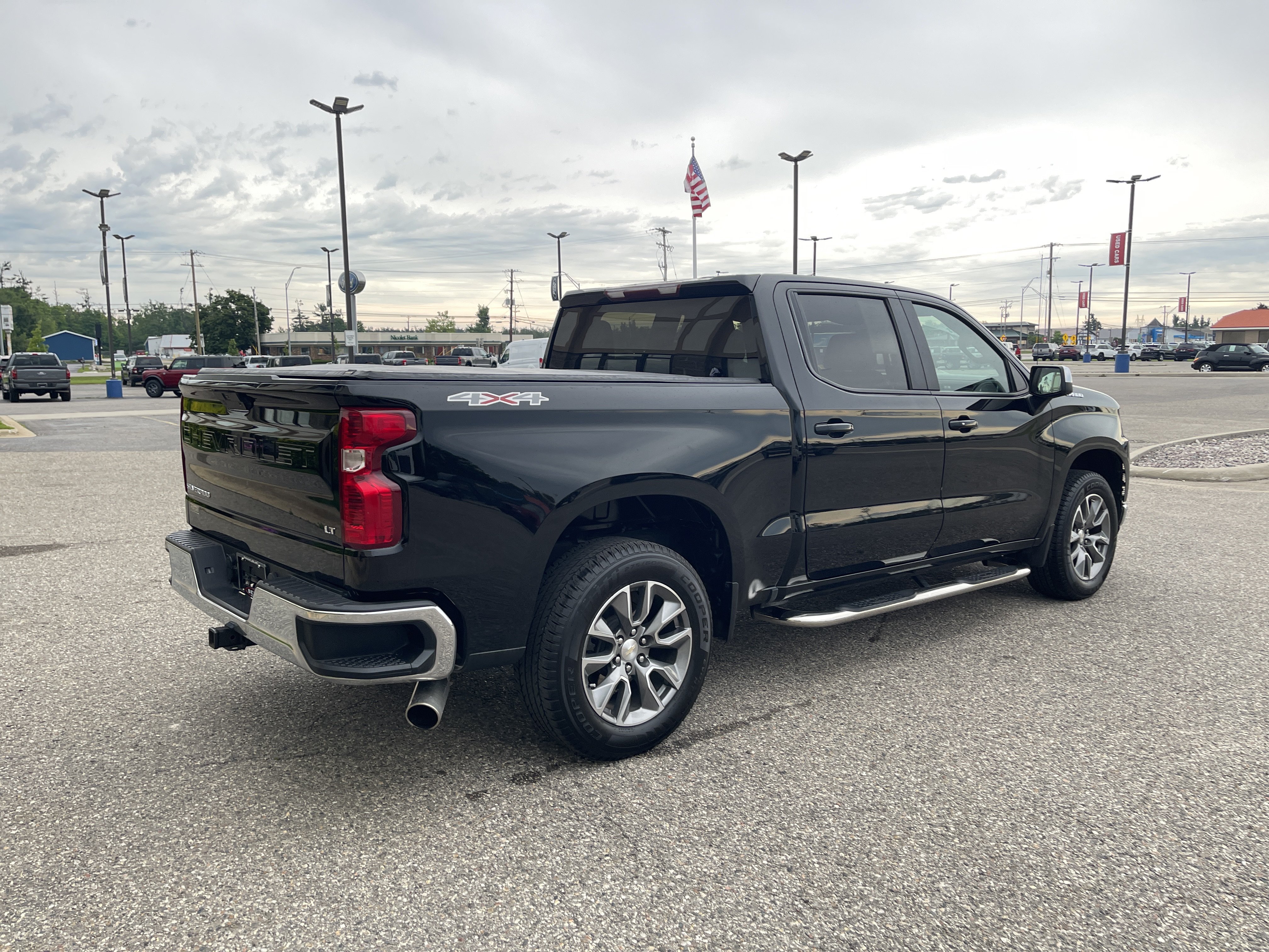 Used 2021 Chevrolet Silverado 1500 LT AWD/4WD image 3