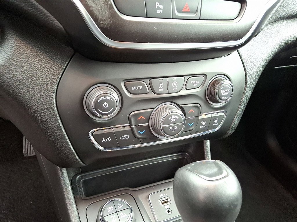 Used 2020 Jeep Cherokee Trailhawk w/ Comfort/Convenience Group image 16