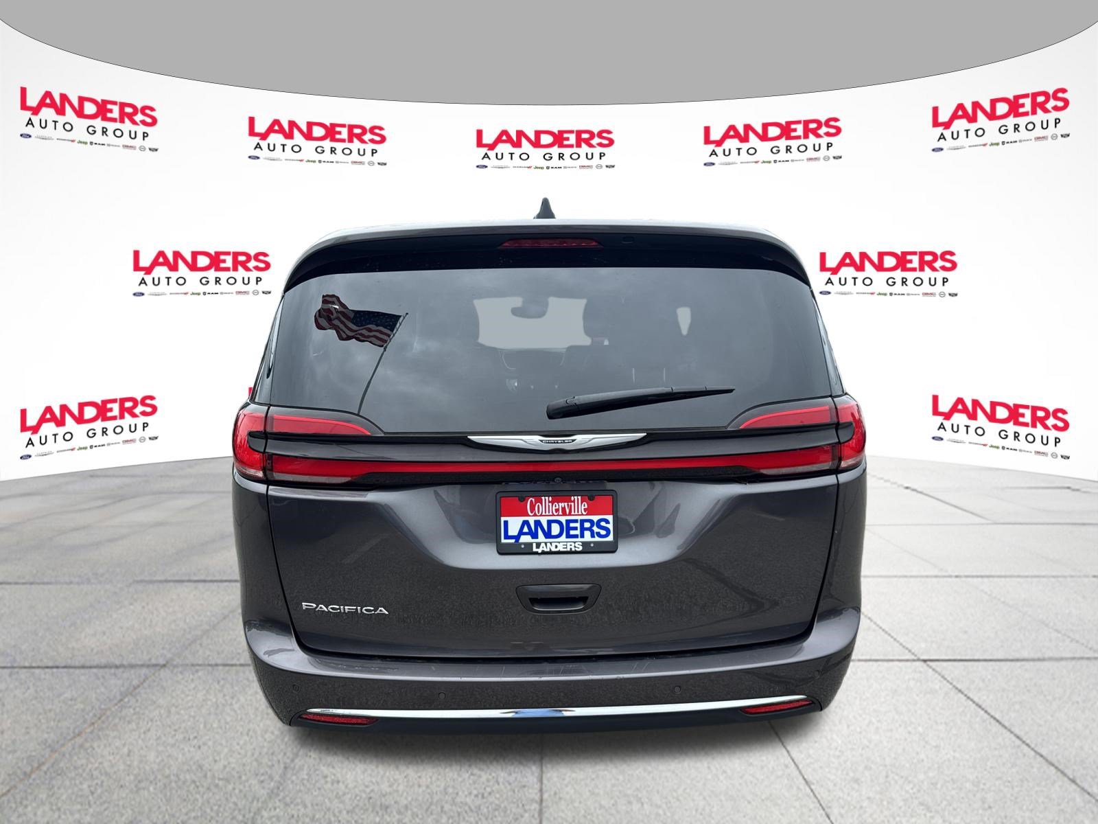 Used 2023 Chrysler Pacifica Touring-L FWD image 4