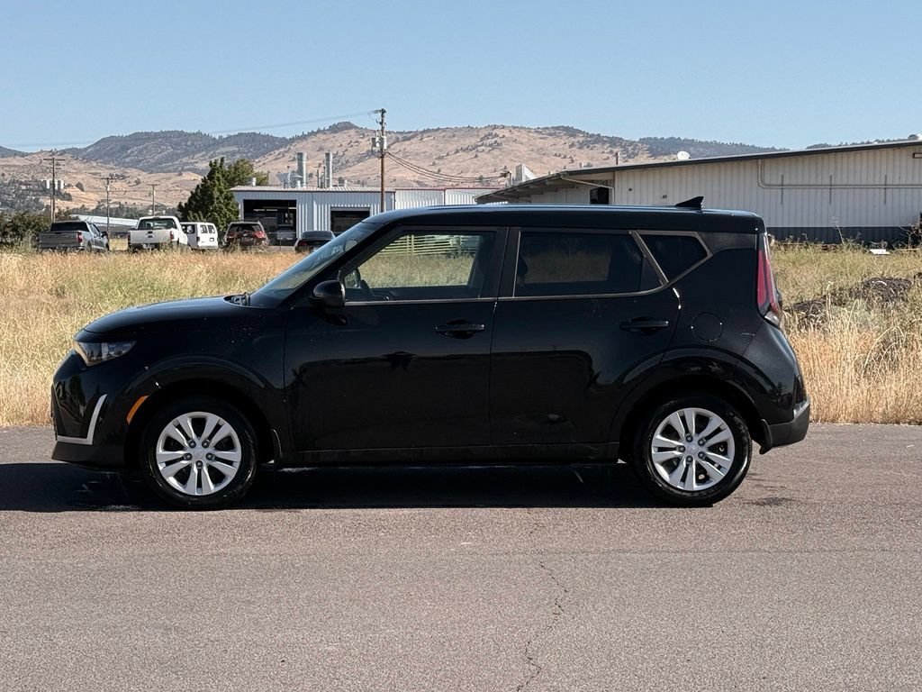 Used 2023 Kia Soul LX FWD image 3