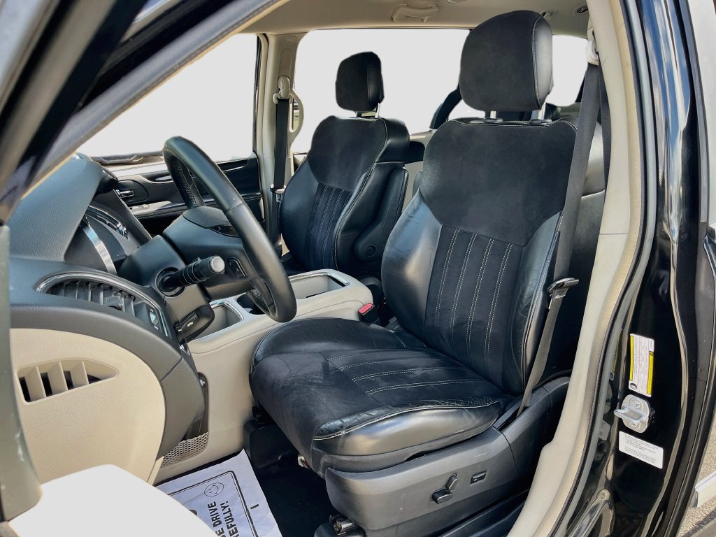 Used 2014 Chrysler Town & Country Touring-L FWD image 19