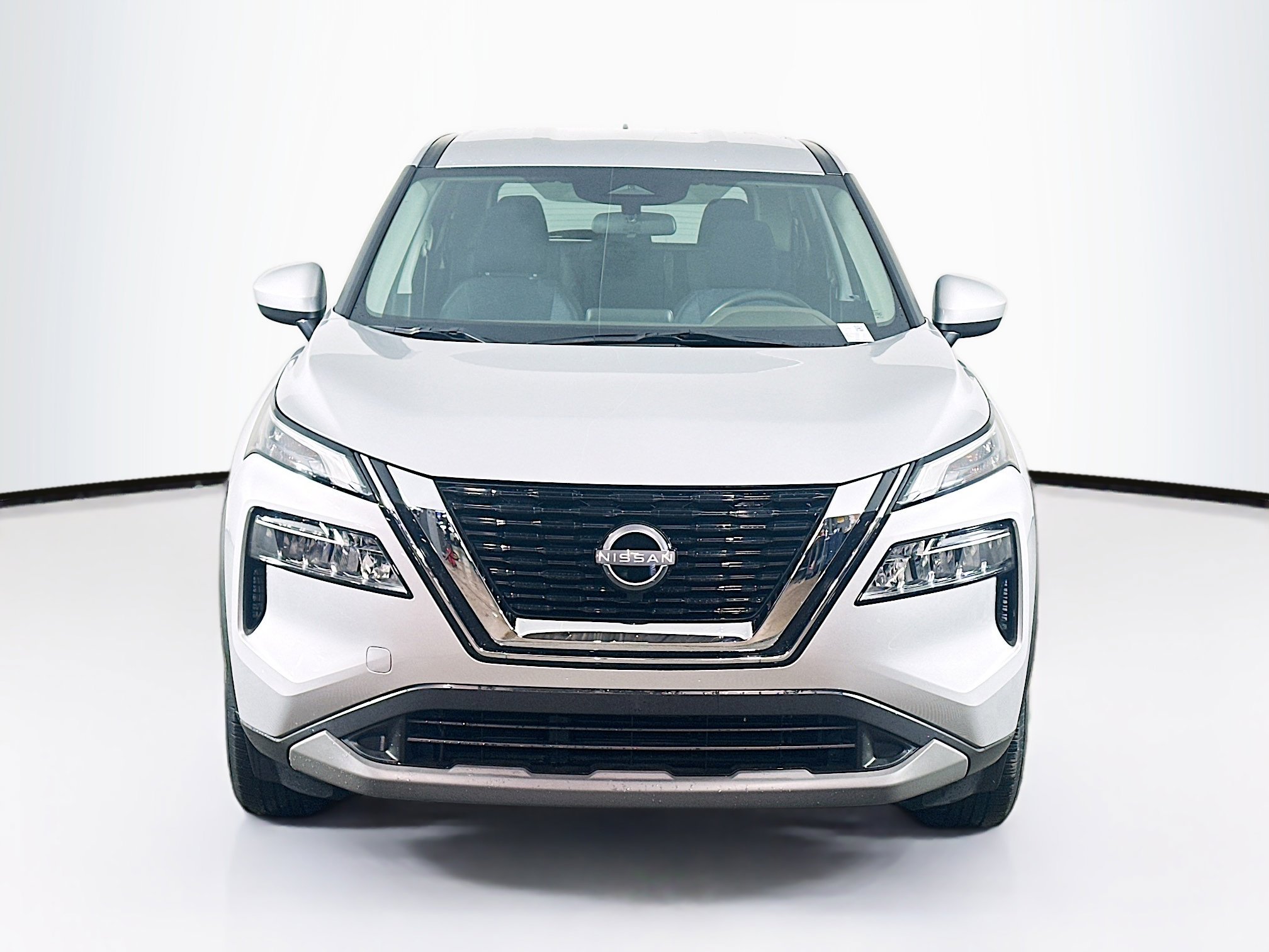 Used 2023 Nissan Rogue SV image 2