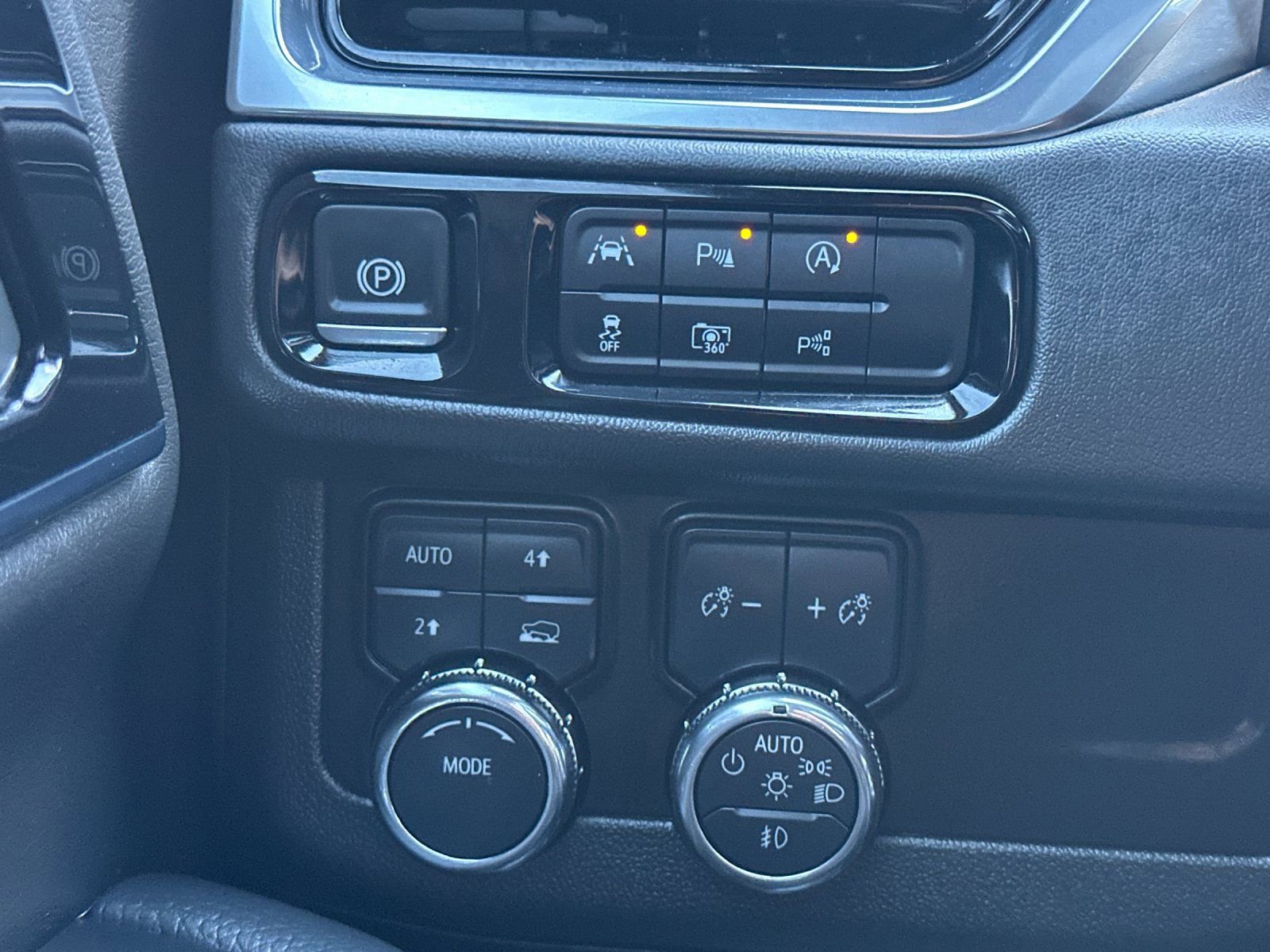 Used 2025 GMC Yukon Denali w/ Sun & Power Step Package AWD/4WD image 33