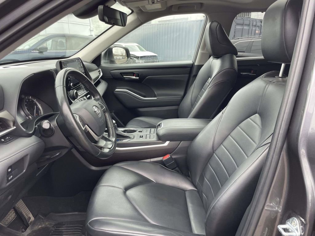 Certified 2022 Toyota Highlander XLE image 13