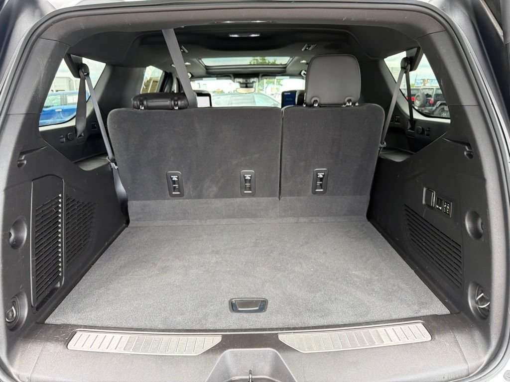 Used 2023 Chevrolet Suburban High Country w/ Premium Package 2 AWD/4WD image 13