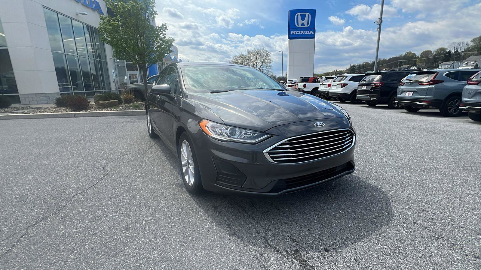 Used 2019 Ford Fusion SE image 2