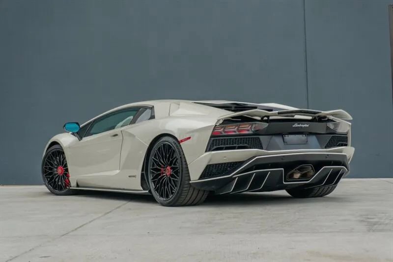 Used 2017 Lamborghini Aventador S image 8