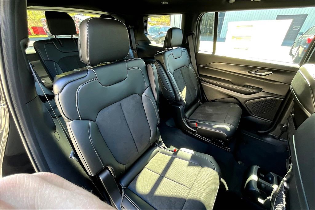 New 2025 Jeep Grand Cherokee L Altitude image 8