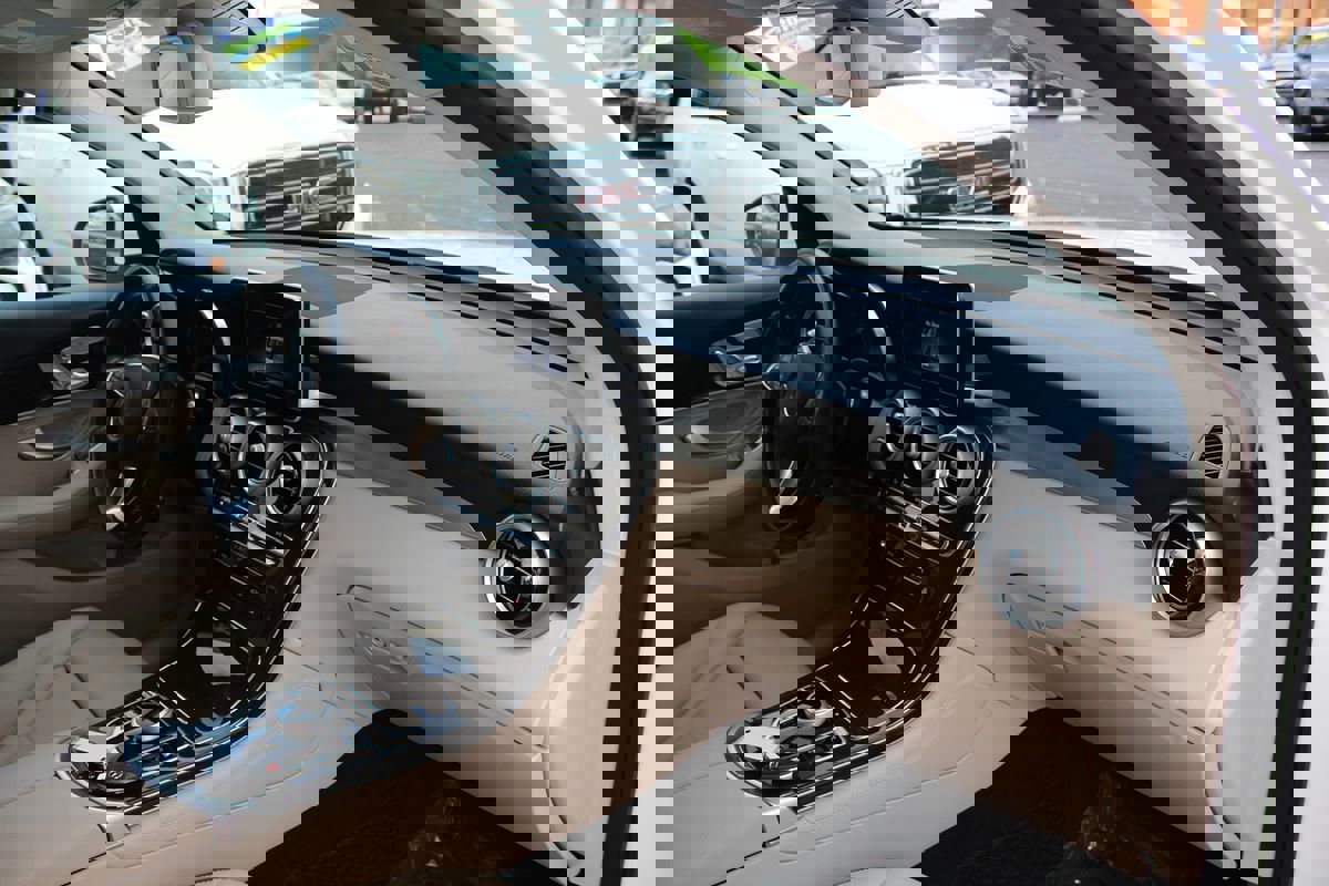 Used 2019 Mercedes-Benz GLC 300 w/ Premium Package image 20