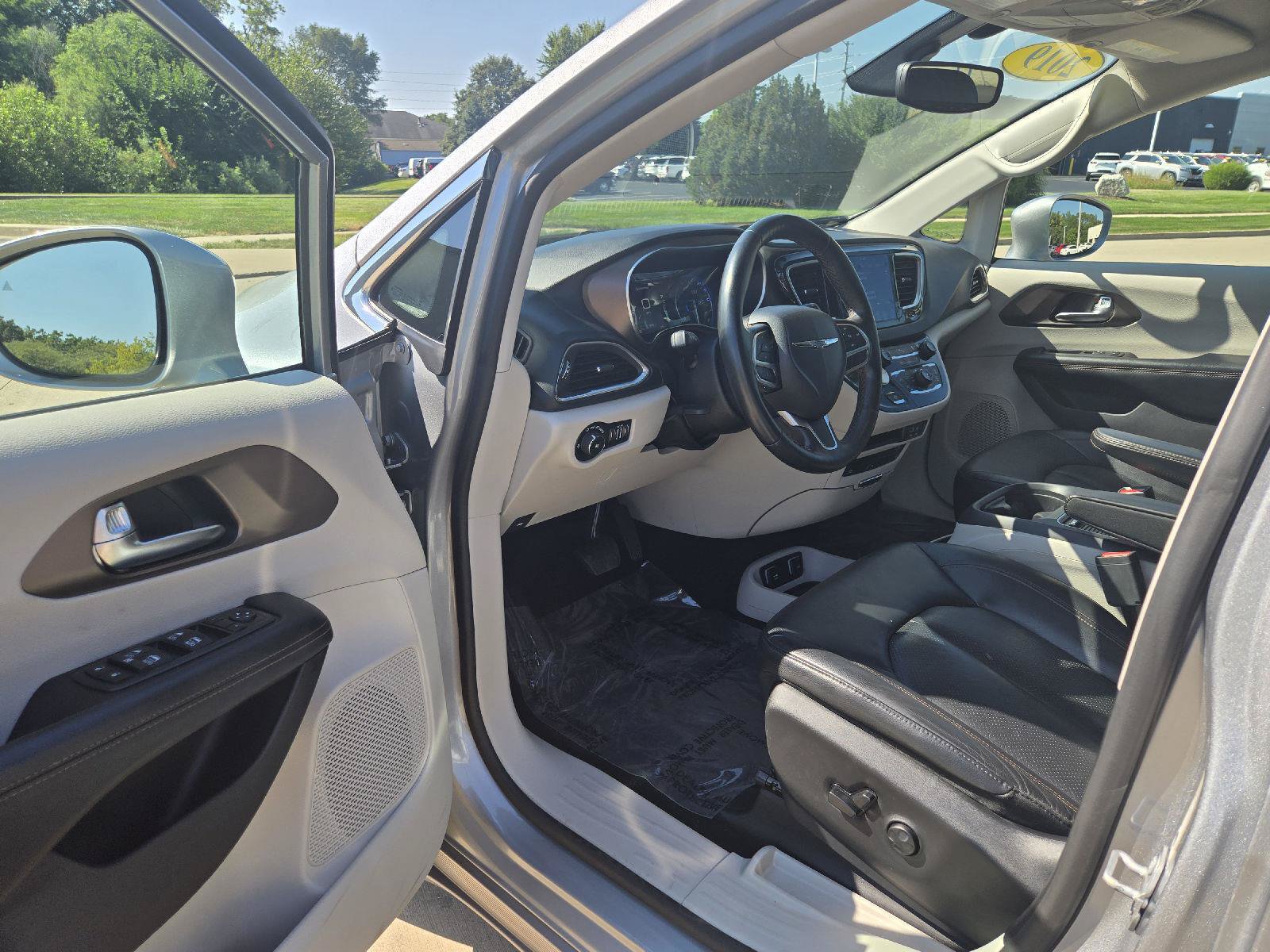 Used 2019 Chrysler Pacifica Touring-L Plus w/ Tire & Wheel Group FWD image 12