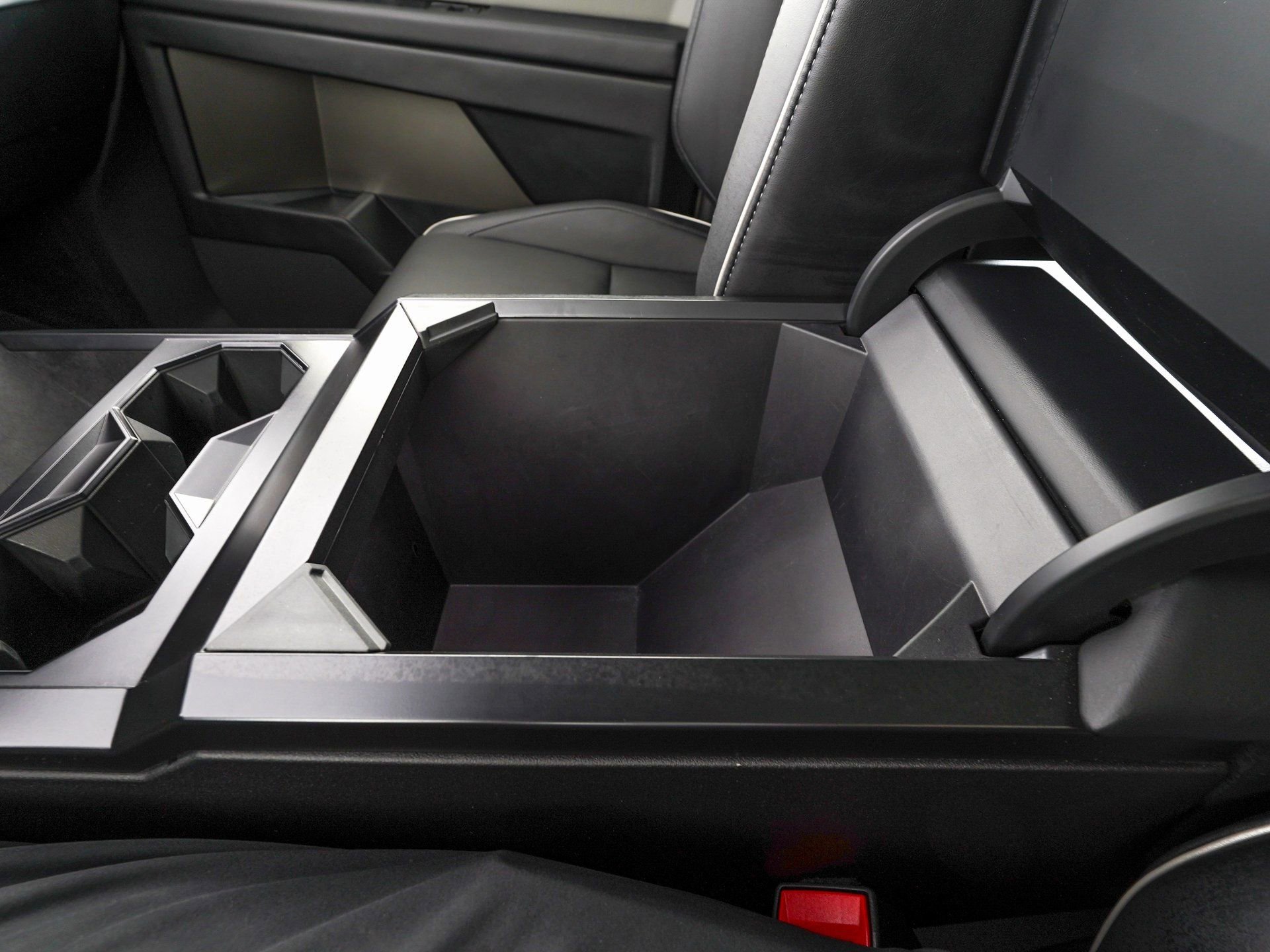 Used 2025 Tesla Cybertruck AWD Crew Cab image 31