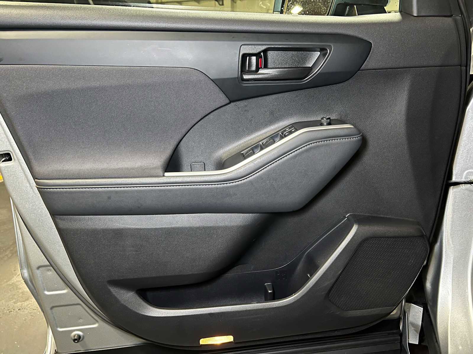 Used 2022 Toyota Highlander LE image 19