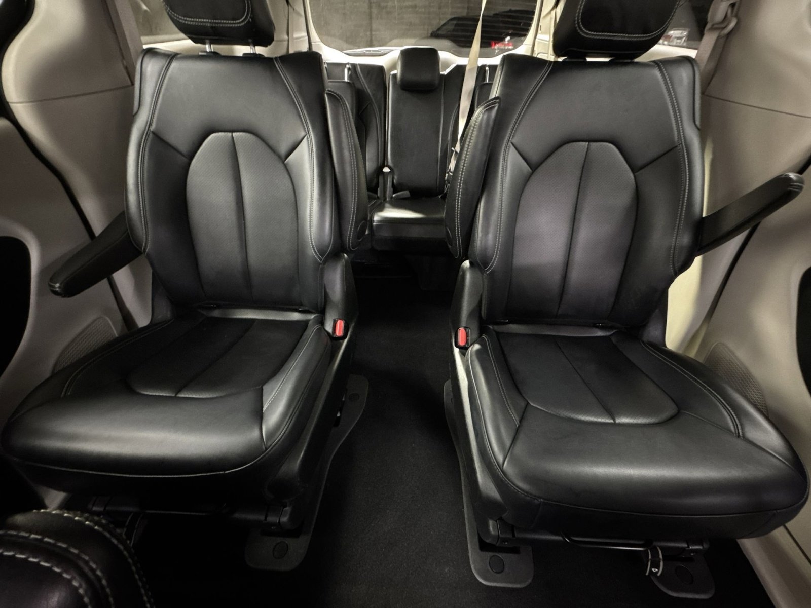 Used 2024 Chrysler Pacifica Select image 5