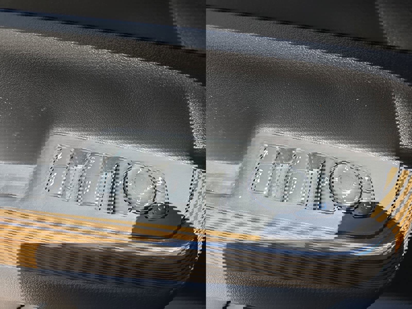 Used 2023 GMC Acadia SLE w/ Driver Convenience Package image 28