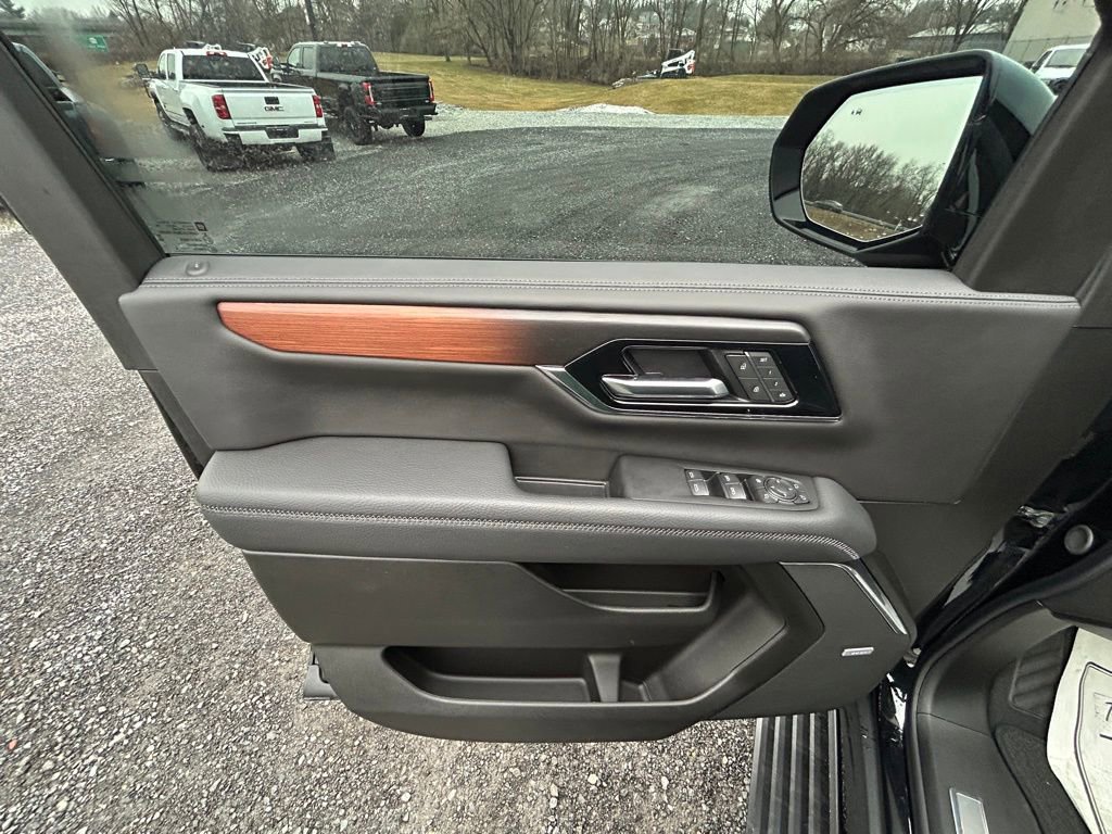 Used 2025 GMC Yukon Denali w/ Sun & Power Step Package image 10
