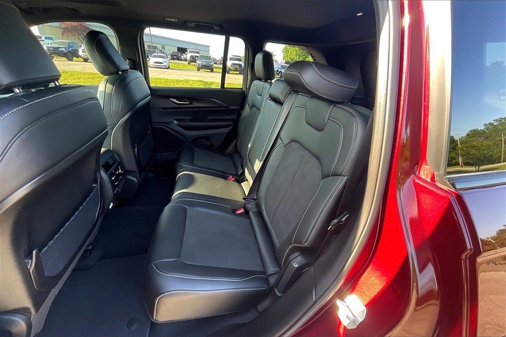 New 2025 Jeep Grand Cherokee Altitude image 10