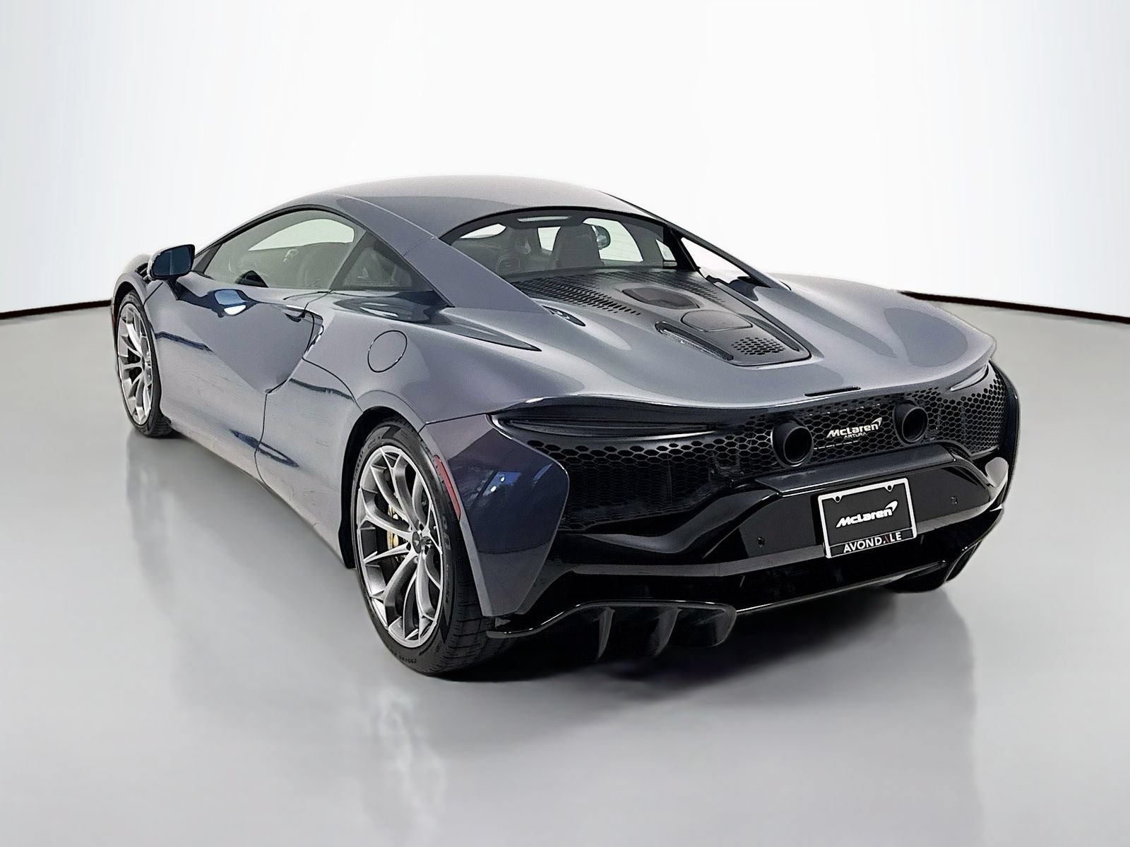 Used 2025 McLaren Artura RWD image 5
