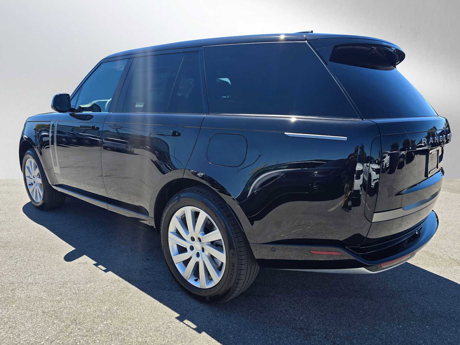 New 2025 Land Rover Range Rover SE image 3