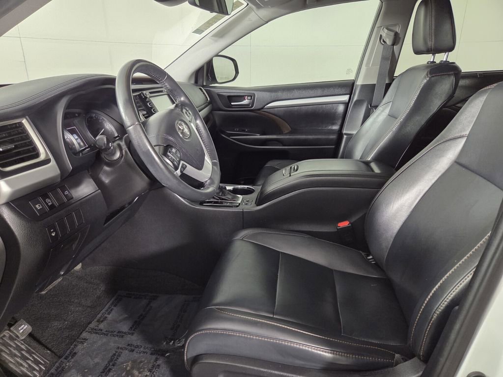 Used 2019 Toyota Highlander SE image 14
