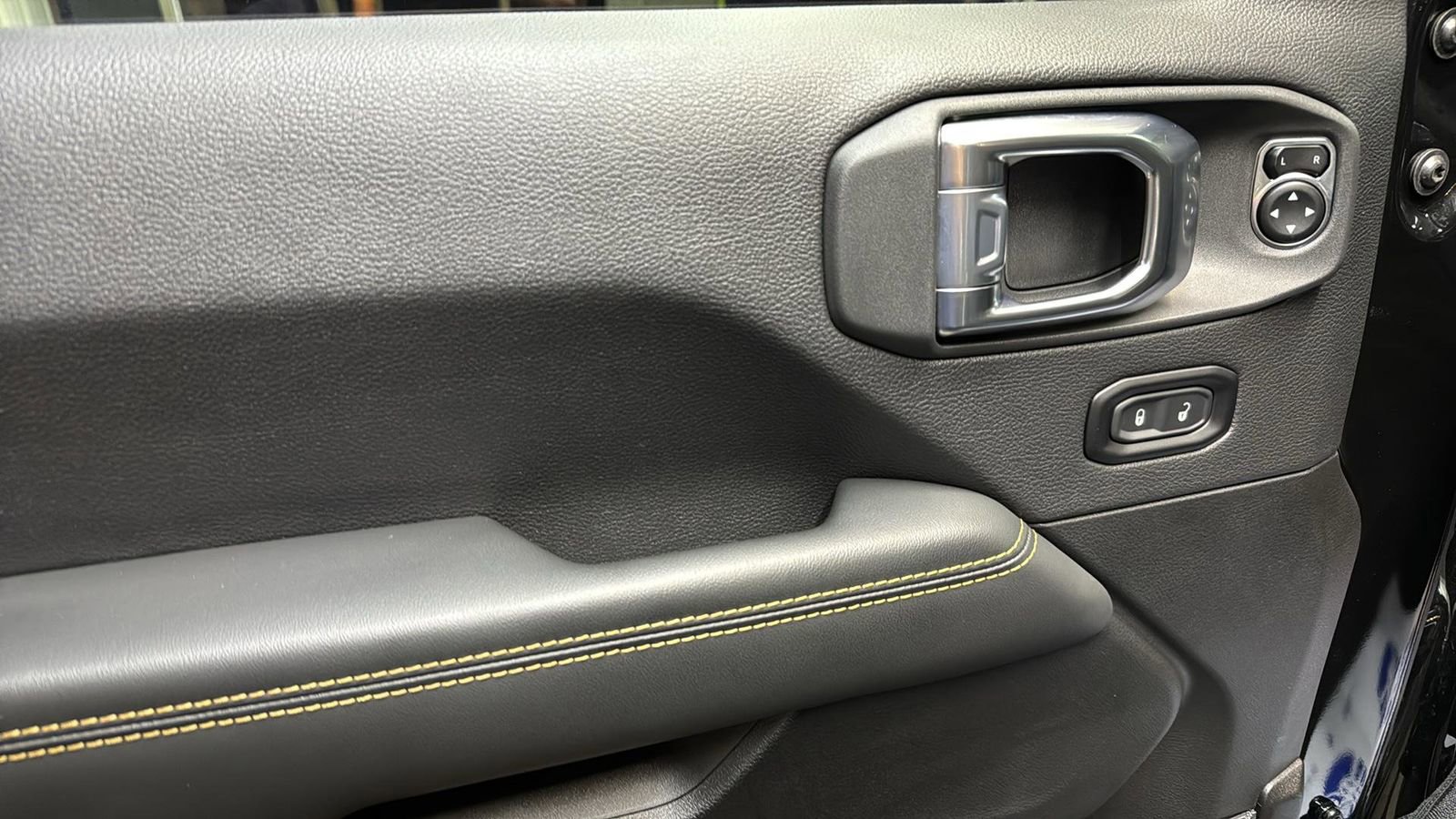 Used 2025 Jeep Wrangler Unlimited Rubicon 392 image 12