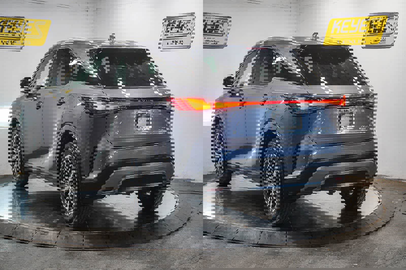 Used 2023 Lexus RX 350h w/ Accessory Package (Z1) image 2