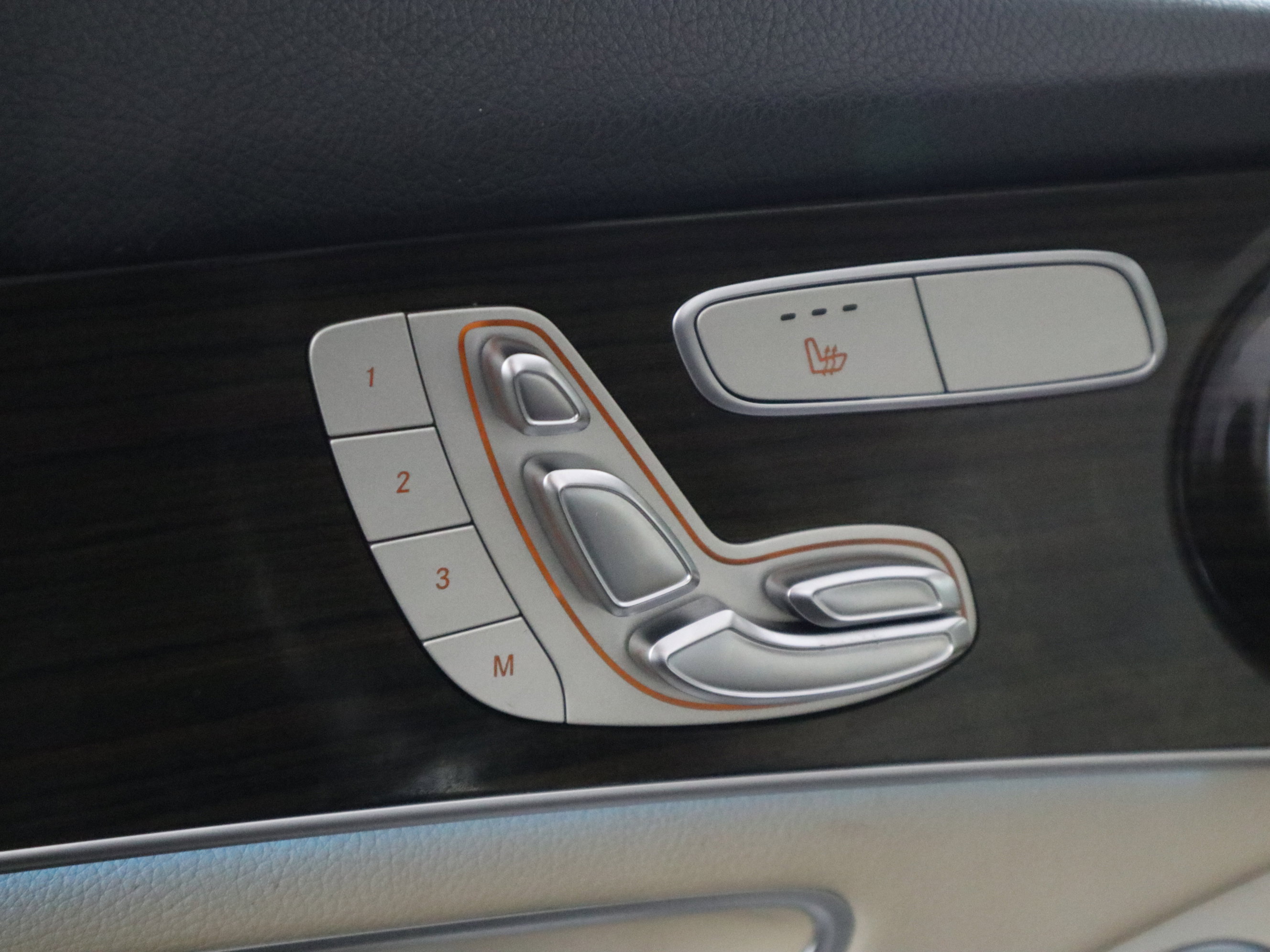 Used 2019 Mercedes-Benz GLC 300 w/ Premium Package image 33