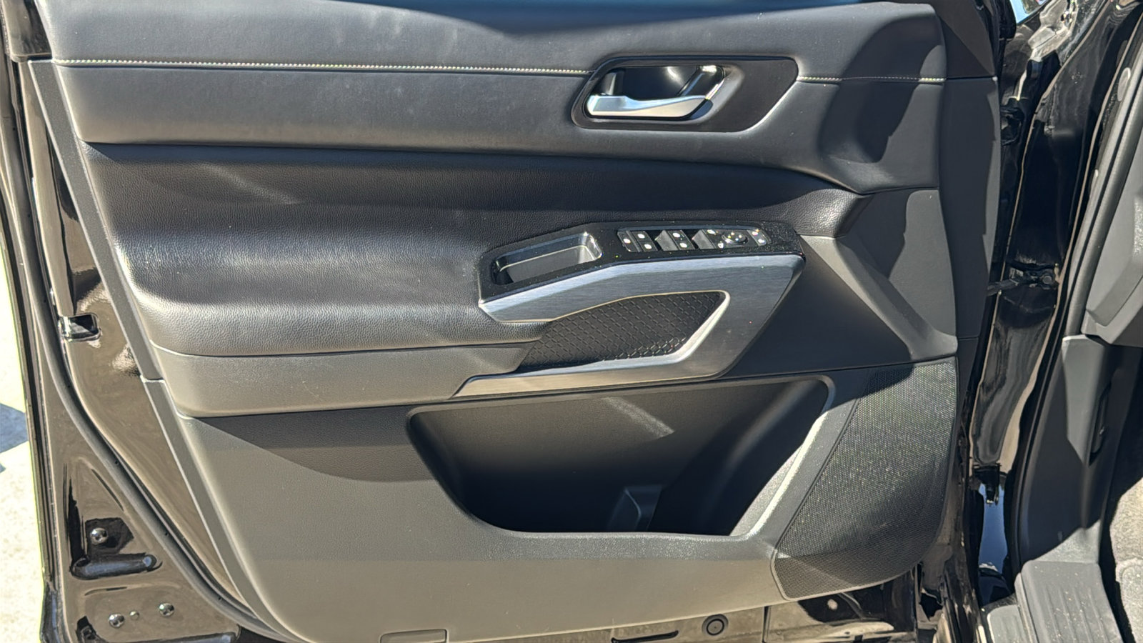 Used 2023 Nissan Pathfinder SL w/ Black Appearance Package image 11