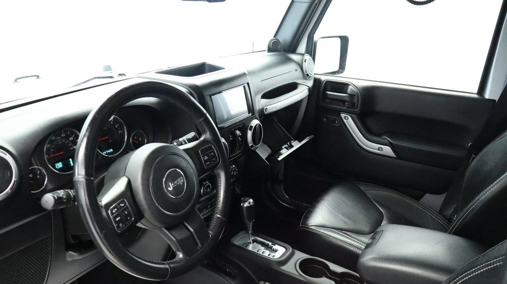 Used 2014 Jeep Wrangler Unlimited Sahara w/ Connectivity Group AWD/4WD image 26